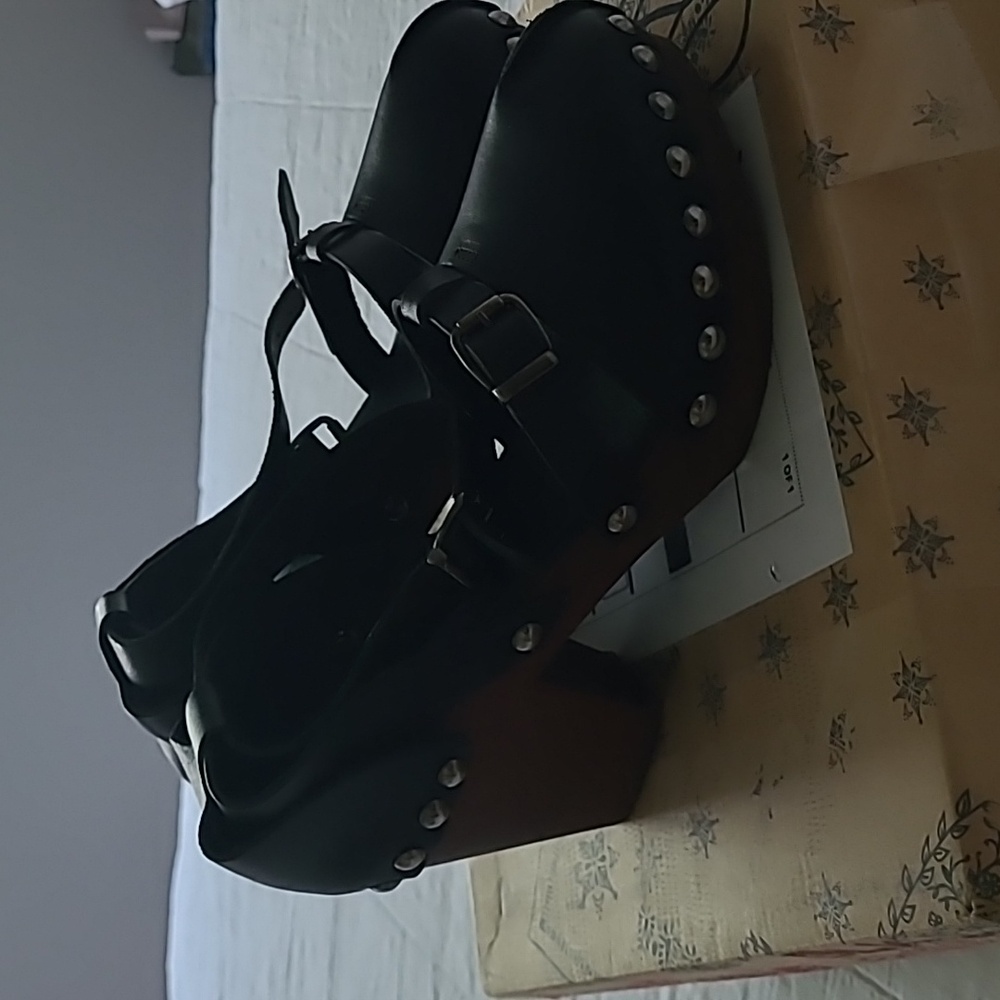 Free People Closed toe clogs size 37